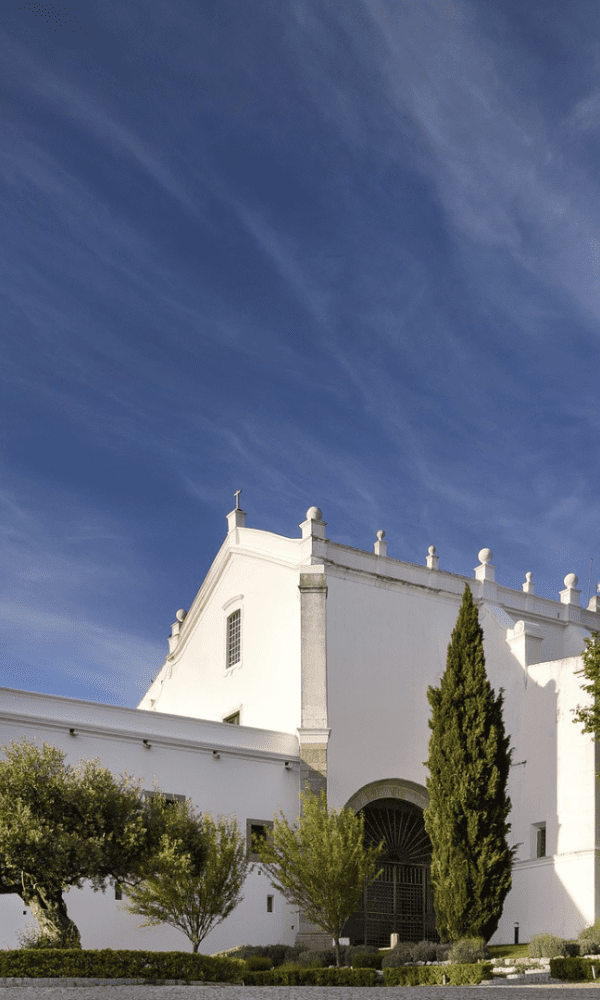 Saguão do Convento do Espinheiro, sala de tratamento de spa de luxo, capela histórica, vista para o jardim do quarto, quarto luxuoso com vista para a cidade.